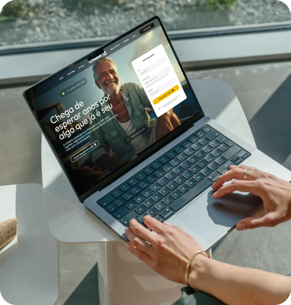 Tela de laptop LCbank com homem sorrindo e texto "Chega de esperar anos por algo que já é seu